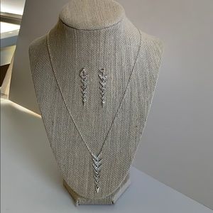 Stella & Dot Jewelry - Stella & Dot Arrow Drop Necklace and Earrings Set Stella & Dot Jewelry - Stella & Dot Arrow Drop Necklace and Earrings Set